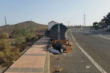 Restos de material con amianto en diversos puntos del municipio (Foto TA)